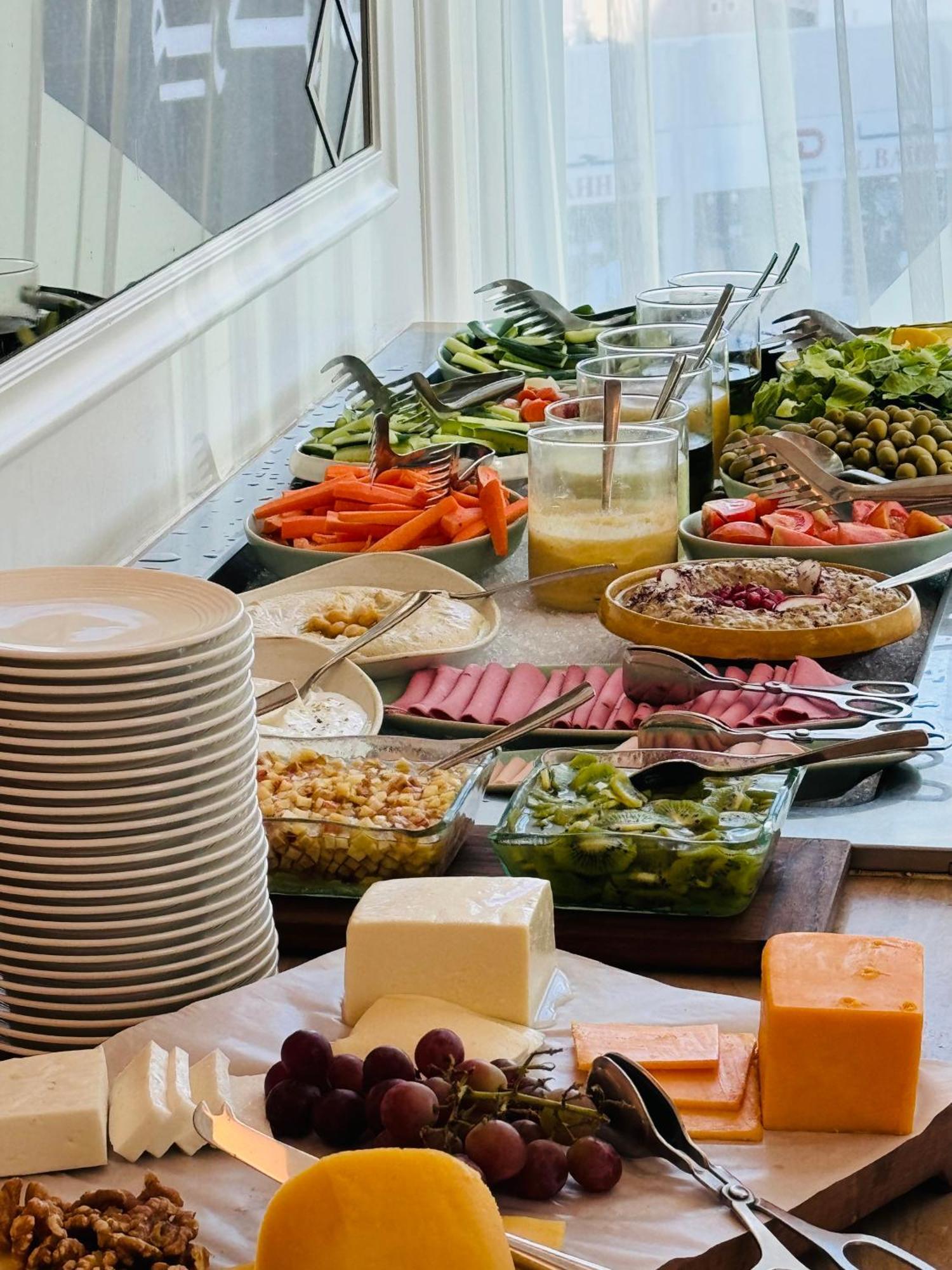 Shaza Doha Hotel ภายนอก รูปภาพ A salad bar